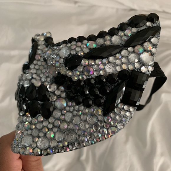 Rhinestone studded skeleton mask - Picture 3 of 5